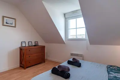 Un ou plusieurs lits dans un hébergement de l'établissement Saint-Nic Cottage - 600 m de la plage