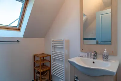Salle de bains dans l'établissement Saint-Nic Cottage - 600 m de la plage