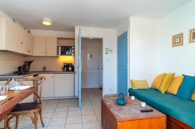 Cuisine ou kitchenette dans l'établissement Saint-Nic Cottage - 600 m de la plage