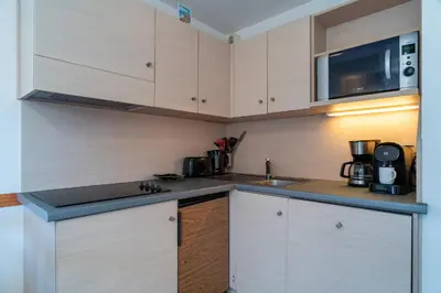 Cuisine ou kitchenette dans l'établissement Saint-Nic Cottage - 600 m de la plage