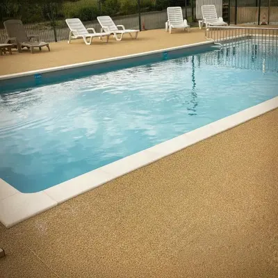 Piscine de l'établissement Chalet in Pont L'Abbé near Ile Tudy ou située à proximité
