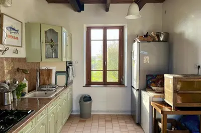 Cuisine ou kitchenette dans l'établissement Charmante maison pour 7 sur la côte des légendes