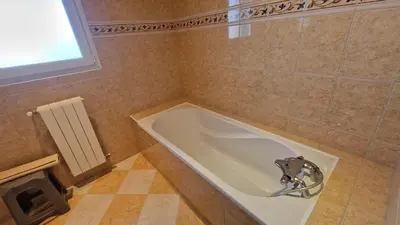 Salle de bains dans l'établissement Grande maison lumineuse avec vue mer à Locquémeau