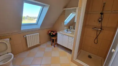 Salle de bains dans l'établissement Grande maison lumineuse avec vue mer à Locquémeau