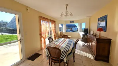 Coin salon dans l'établissement Grande maison lumineuse avec vue mer à Locquémeau
