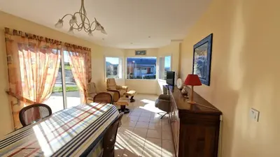 Coin salon dans l'établissement Grande maison lumineuse avec vue mer à Locquémeau