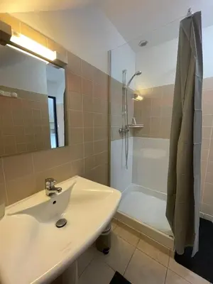 Salle de bains dans l'établissement Peaceful studio, Ocean and sound of waves