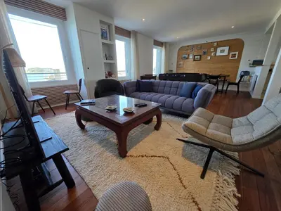 Coin salon dans l'établissement appartement confortable avec magnifique vue mer