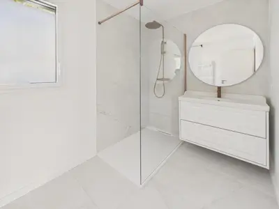 Salle de bains dans l'établissement Jolie maison de vacances pour 6 à 800m de la plage