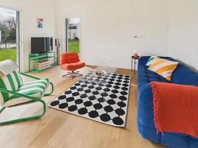 Télévision ou salle de divertissement dans l'établissement Jolie maison de vacances pour 6 à 800m de la plage