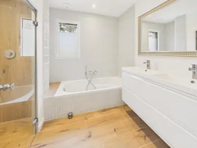 Salle de bains dans l'établissement Jolie maison de vacances pour 6 à 800m de la plage