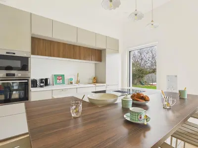 Cuisine ou kitchenette dans l'établissement Jolie maison de vacances pour 6 à 800m de la plage