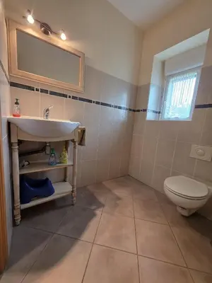 Salle de bains dans l'établissement Maison bretonne face a la plage de la Greve Blanche
