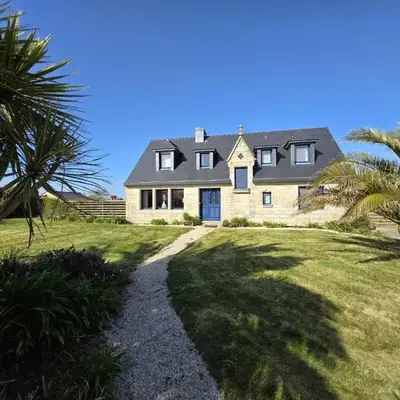 Maison bretonne face a la plage de la Greve Blanche
