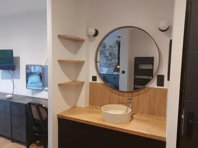 Salle de bains dans l'établissement Maison ROSCOFF avec vue mer