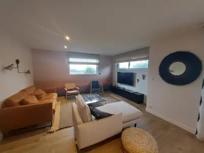 Télévision ou salle de divertissement dans l'établissement Maison ROSCOFF avec vue mer