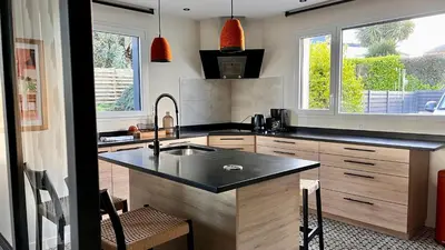 Cuisine ou kitchenette dans l'établissement Maison ROSCOFF avec vue mer