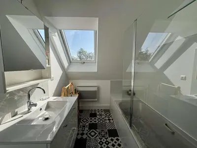 Salle de bains dans l'établissement Maison à Beg Meil, proche plages - 4 pers. - FR-1-481-192