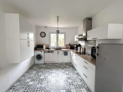 Cuisine ou kitchenette dans l'établissement Maison à Beg Meil, proche plages - 4 pers. - FR-1-481-192