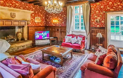 Télévision ou salle de divertissement dans l'établissement Cozy Home In Taulé With Kitchen