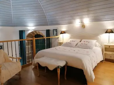 Un ou plusieurs lits dans un hébergement de l'établissement Gîte Atypique Dans Une Chapelle