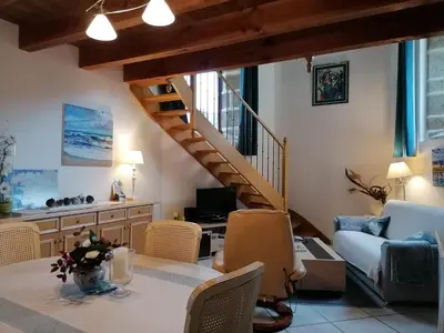 Coin salon dans l'établissement Gîte Atypique Dans Une Chapelle