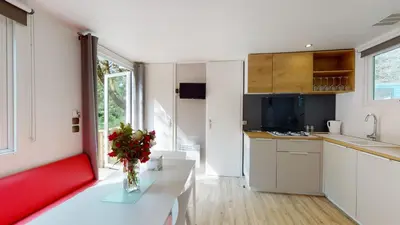 Cuisine ou kitchenette dans l'établissement Camping de l'Orangerie de Lanniron