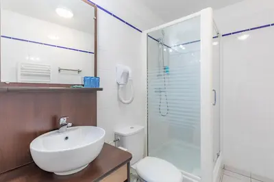 Salle de bains dans l'établissement Appart'City Confort Brest