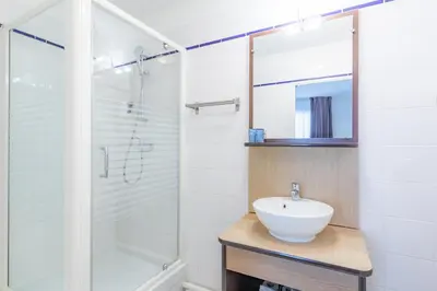 Salle de bains dans l'établissement Appart'City Confort Brest
