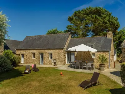 Jardin de l'établissement Peaceful Holiday Home in Plouguin with Indoor Pool