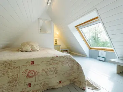 Un ou plusieurs lits dans un hébergement de l'établissement Peaceful Holiday Home in Plouguin with Indoor Pool