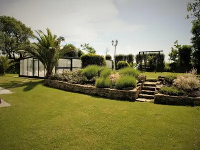 Jardin de l'établissement Peaceful Holiday Home in Plouguin with Indoor Pool