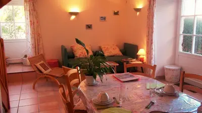 Coin salon dans l'établissement La Ferme de Poulpeye