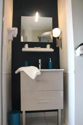 Salle de bains dans l'établissement Logis Hôtel du Large