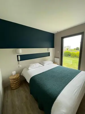 Un ou plusieurs lits dans un hébergement de l'établissement Logis Hôtel du Large