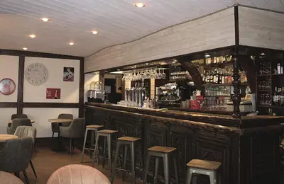 Salon ou bar de l'établissement Hotel Au Bout Du Monde