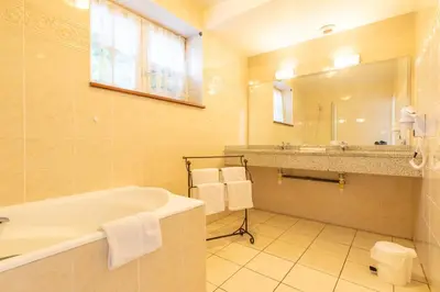 Salle de bains dans l'établissement Manoir de Moëllien, The Originals Relais