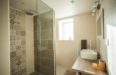Salle de bains dans l'établissement Le Logis de Tréonvel