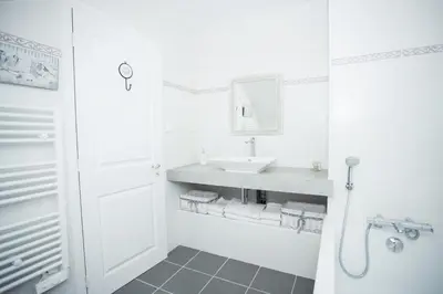 Salle de bains dans l'établissement Le Logis de Tréonvel