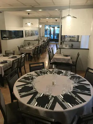 Restaurant ou autre lieu de restauration dans l'établissement Le Relais De La Place