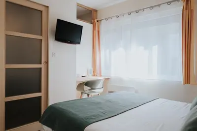 Télévision ou salle de divertissement dans l'établissement Hôtel Aux Tamaris - Vue Mer