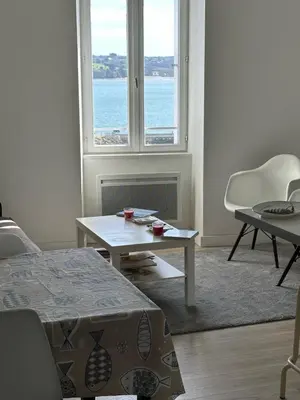 Coin salon dans l'établissement Appartement Design III - Port du Rosmeur - Parking Privé - Douarnenez