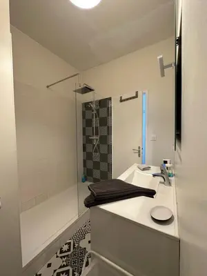 Salle de bains dans l'établissement Appartement Design III - Port du Rosmeur - Parking Privé - Douarnenez