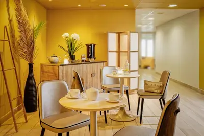 Coin salon dans l'établissement Hôtel la Baie Valdys Resort & SPA