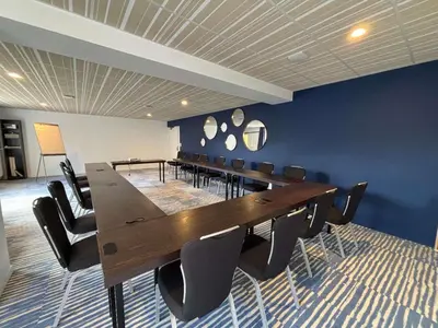 Espace de conférence ou salle de réunion dans l'établissement ibis Styles Morlaix