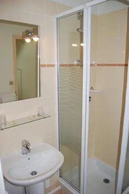 Salle de bains dans l'établissement Le Bretagne - Hôtel
