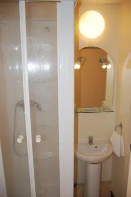 Salle de bains dans l'établissement Le Bretagne - Hôtel