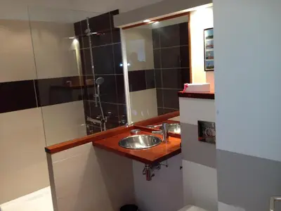 Salle de bains dans l'établissement Duplex proche plage et centre ville