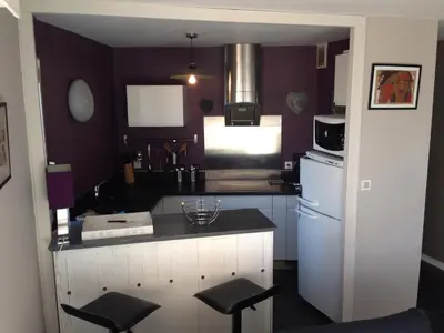 Cuisine ou kitchenette dans l'établissement Duplex proche plage et centre ville