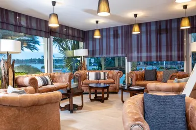 Coin salon dans l'établissement Hôtel Kastel - Relais Thalasso & Spa